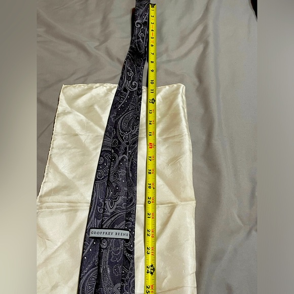 Geoffrey Beene 100% Silk Tie Gray and White Paisley - Picture 7 of 9